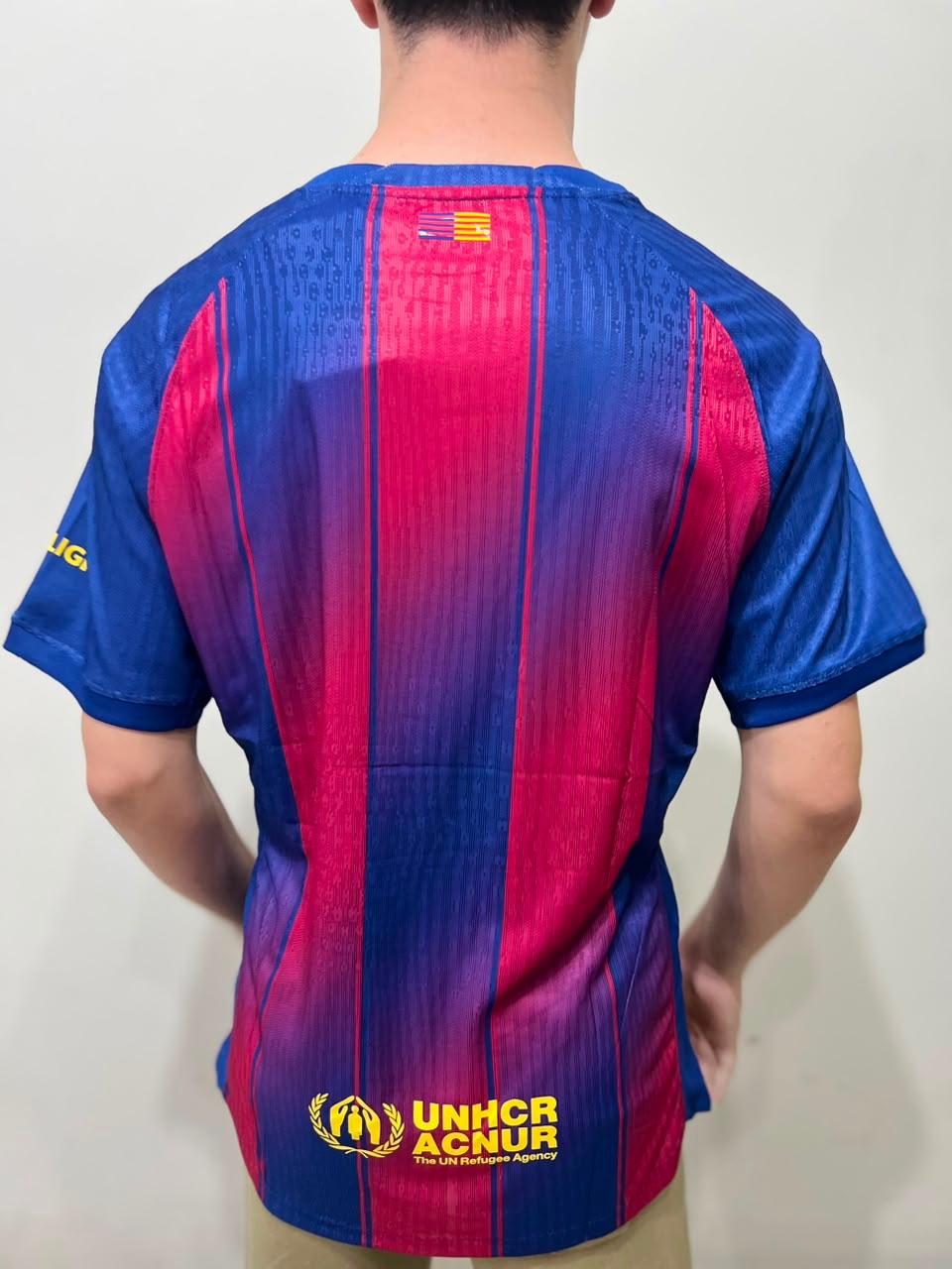 Camisa Barcelona 2025 Principal - Nova - outro ângulo