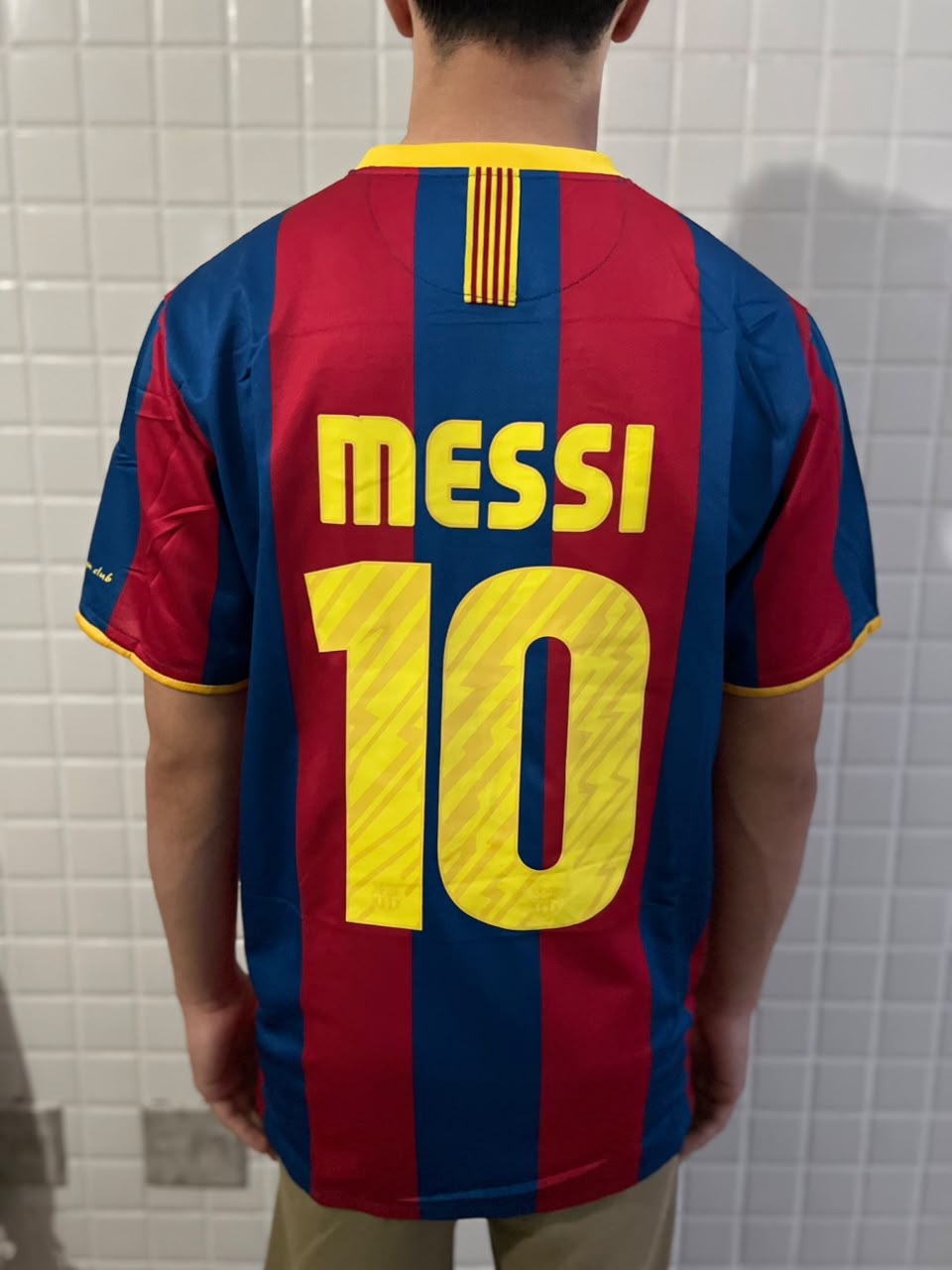 Camisa Retrô Barcelona (Messi) - Nova - outro ângulo